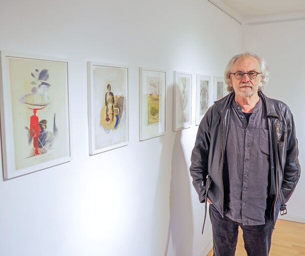 Der Stuttgarter Künstler Horst Peter Schlotter mit seinen Arbeiten. Foto: Holm Wolschendorf
