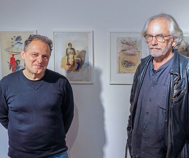 Timm Stefan Heger (links) und Horst Peter Schlott in der Korntaler Ausstellung. Foto: Holm Wolschendorf
