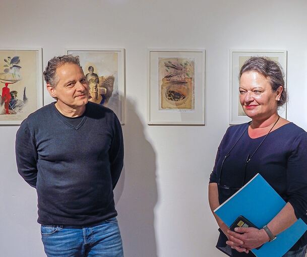 Timm Stefan Heger und Kunsthistorikerin Anja Rumig in der Korntaler Ausstellung. Foto: Holm Wolschendorf