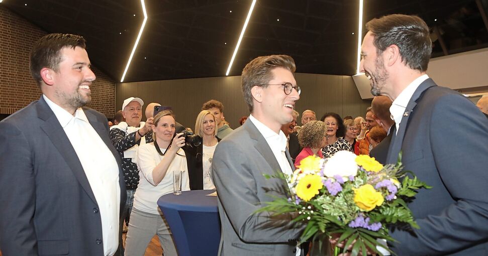 Alexander Noak (rechts) nach seiner Wahl, zusammen mit seinem stärksten Konkurrenten Matthias Groh (links) und Gerlingens Bürgermeister Dirk Oestringer. Foto: Theiss