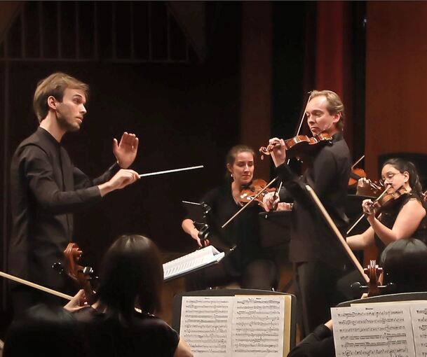 Simon Wallinger dirigiert das Orchester im Kronenzentrum. Foto: Ramona Theiss
