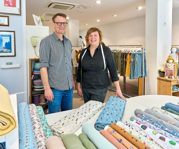 Joanna und Jens Priebe aus Neckarweihingen betreten mit einem Conceptstore Neuland. In ihrem Laden bieten sie auch Textiles für Kinder aus der eigenen Näherei an.