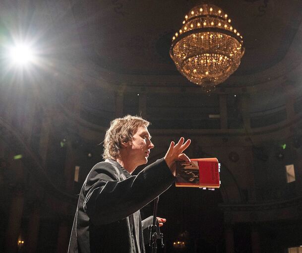 Will den Texten Raum geben: Lars Eidinger im Ludwigsburger Schlosstheater. Foto: Reiner Pfisterer/p