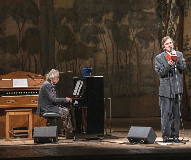 Lars Eidinger und Hans-Jörn Brandenburg am Klavier im Ludwigsburger Schlosstheater. Foto: Reiner Pfisterer/p