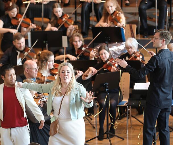 Herausgefordert: Das Strohgäu-Sinfonieorchester und Solisten. Foto: Ramona Theiss