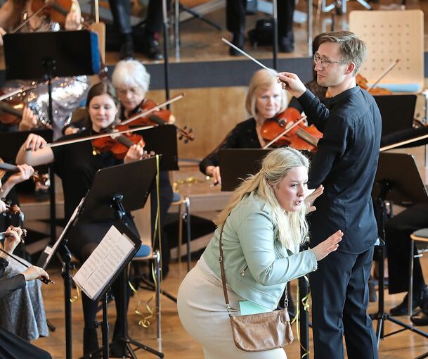 Herausgefordert: Das Strohgäu-Sinfonieorchester und Solisten. Foto: Ramona Theiss