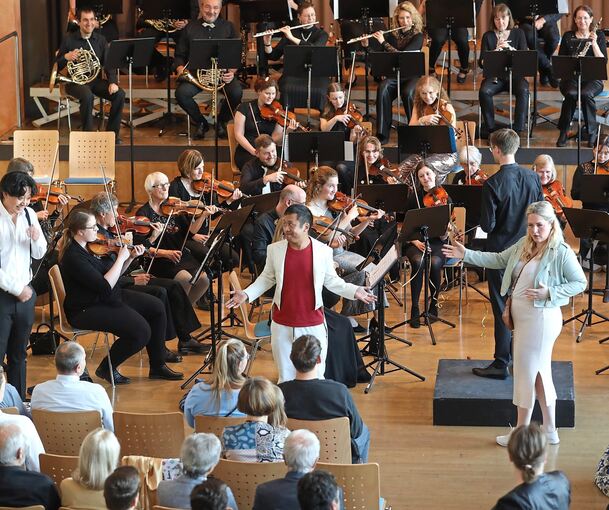 Herausgefordert: Das Strohgäu-Sinfonieorchester und Solisten. Foto: Ramona Theiss