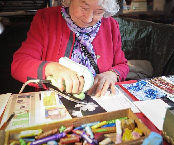 Margarete Mwangovi hat sich der Encaustic verschrieben. Foto: Ramona Theiss