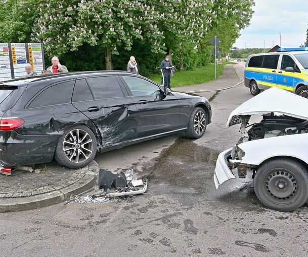 Beide Autos, ein schwarzer Mercedes E-Klasse und eine weiße C-Klasse, wurden nach dem Unfall abgeschleppt. Foto: KS-Images.de/Andreas Rometsch