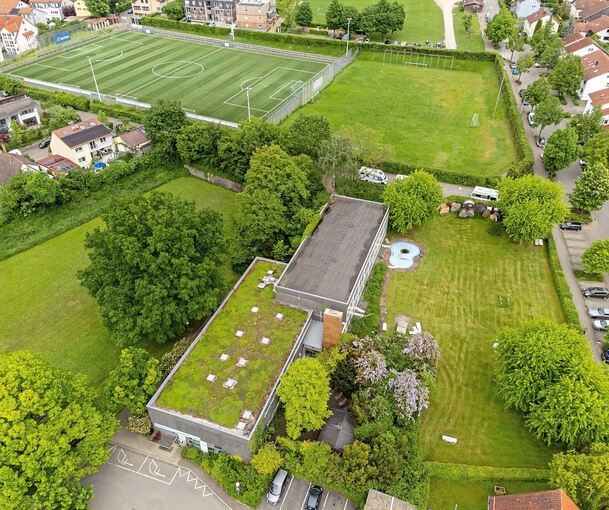 Das Forschungsarchiv soll unter dem Titel „Tor zur Literatur“ am Standort de heutigen Hallenbades auf der Schillerhöhe gebaut werden. Archiv: Wolschendorf
