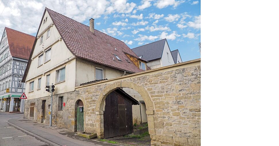 Der stattliche Hof an der Ortsdurchfahrt von Poppenweiler in der Steinheimer Straße 3. Foto: Holm Wolschendorf