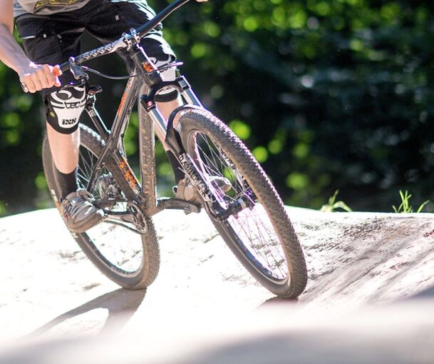 Ein Mountainbike ist aus einer Garage in Vaihingen-Aurich gestohlen worden.