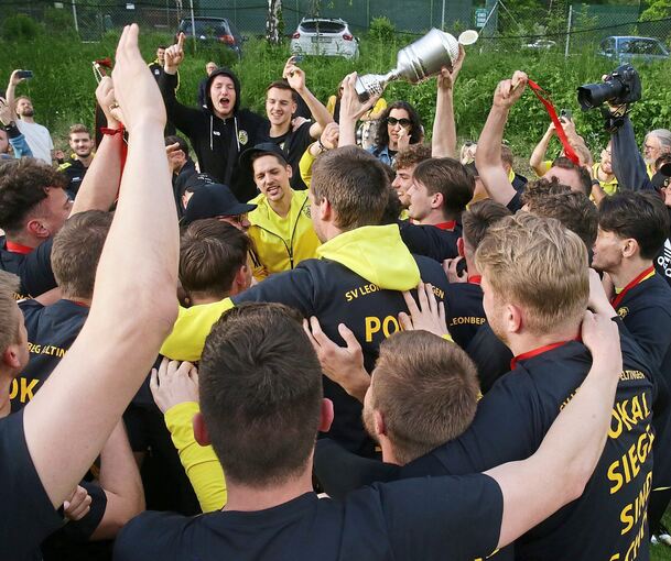 Leonberger Jubeltraube: Die Fußball des SV Leonberg/Eltingen feiern den Pokalsieg.Fotos: Baumann