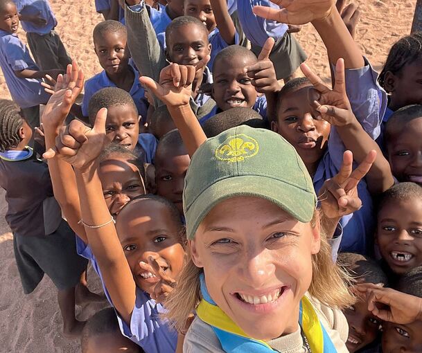 Bei einer Projekt nach der Schule in Namibia machte Franziska Joos mit den Schülern Pfadfinder-Gruppenstunden. Foto: privat