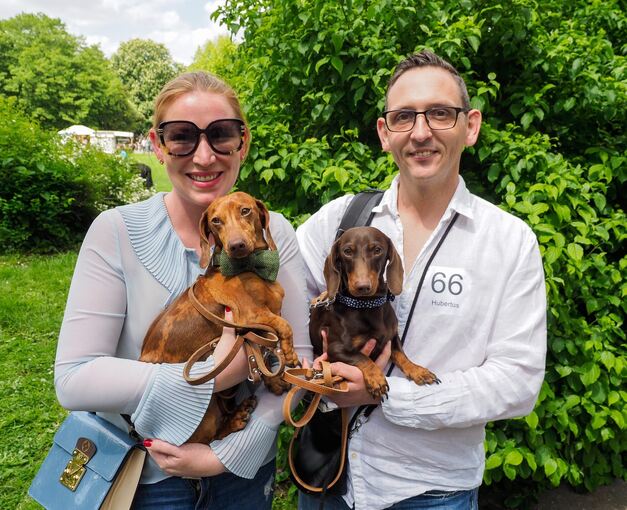Christiane Steeg mit Hund Ludwig und Michael Steeg mit Hubertus freuen sich auf das Rennen.
