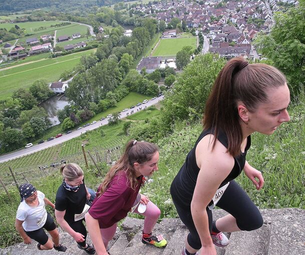 Für diese Teilnehmerinnen bleibt kaum Zeit, die Aussicht auf den Vaihinger Ortsteil Roßwag zu genießen. Foto: Alfred Drossel