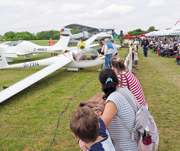 Der Traum vom Fliegen lockt auch im Mai 2023 zahlreiche Kinder und Erwachsene auf den Flugplatz nach Pattonville: Sie heben ab, klettern in ein Segelflugzeug oder bestaunen ältere Exemplare auf dem Rollfeld. Fotos: Holm Wolschendorf