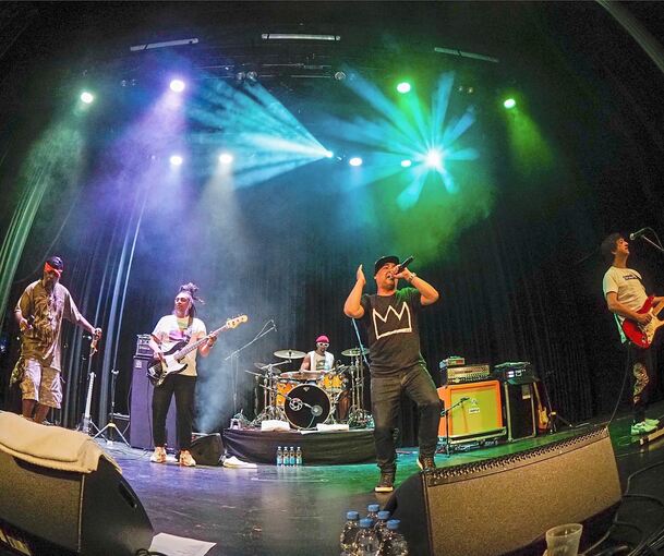 Energetisches auf kraftvollem Fundament: Asian Dub Foundation im Scala. Foto: Holm Wolschendorf