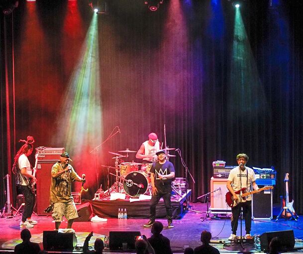 Energetisches auf kraftvollem Fundament: Asian Dub Foundation im Scala. Foto: Holm Wolschendorf