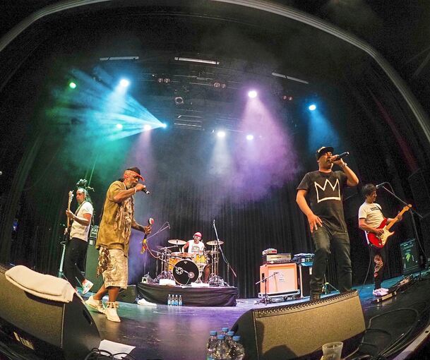 Energetisches auf kraftvollem Fundament: Asian Dub Foundation im Scala. Foto: Holm Wolschendorf