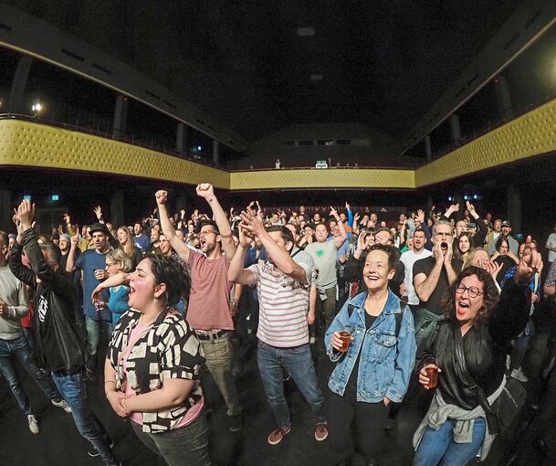 Nur 200 Besucher im Scala – aber die nehmen die Einladung zum Mitgehen gerne an. Foto: Holm Wolschendorf.