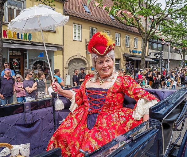 Dame im prächtigen Kostüm: So kennt man die höfische Gesellschaft.. Fotos: Holm Wolschendorf