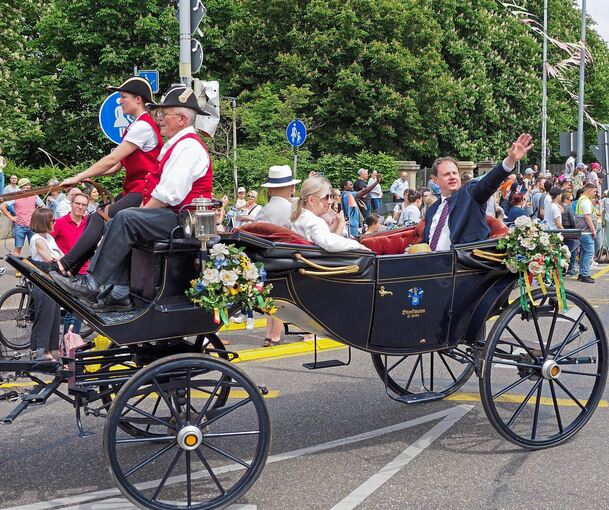 Grüße aus der Kutsche heraus: OB Matthias Knecht. Fotos: Holm Wolschendorf