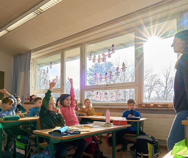 Voll in der Sonne: Das Klassenzimmer der Klasse 2b mit Maike Sailer liegt wie alle Klassenzimmer der Grünbühler Eichendorffschule gen Süden. Archivfoto: Becker