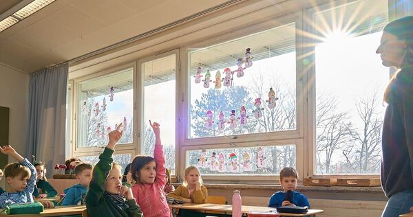 Lernen mit der Sonne: Die Klassenzimmer der Eichendorffschule in Grünbühl sind nach Süden ausgerichtet. Lediglich sogenannte Sonnenfänger brechen die senkrecht einstrahlende Sonne. Archivfoto: Andreas Becker