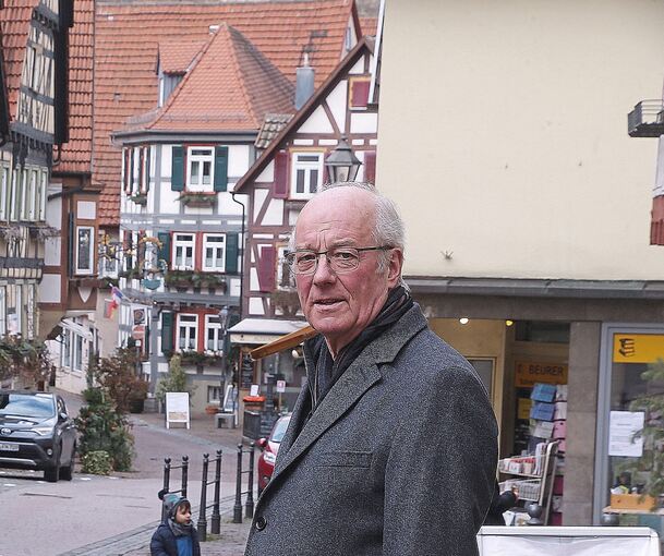 Heinz Streicher in der Besigheimer Kirchstraße. Er vertritt die Einzelhändler im Ort als BdS-Vorsitzender. Archivfoto: Alfred Drossel/LKZ