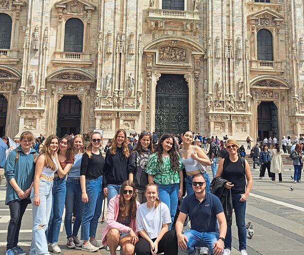 Die Schülerinnen und Schüler vor dem Dom in Mailand. Foto: privat