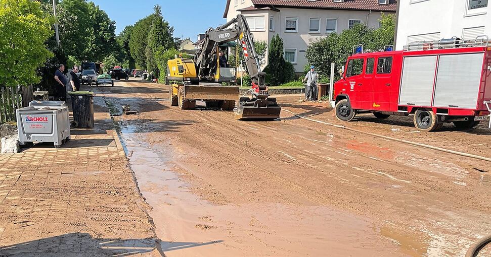 Starkregen hat im Jahr 2022 die Straßen von Oberstenfeld überflutet und verschlammt. Foto: LKZ-Archiv
