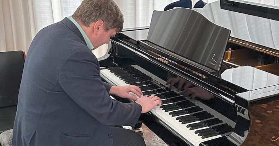 Markus Rösler beim Klavierspiel in der Deutschen Botschaft in Washington und über den Dächern von New York. Fotos: Instagram-Account von M. Rösler