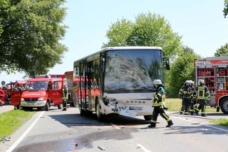 Mehrere Menschen bei Unfall zwischen Schulbus und Auto verletzt