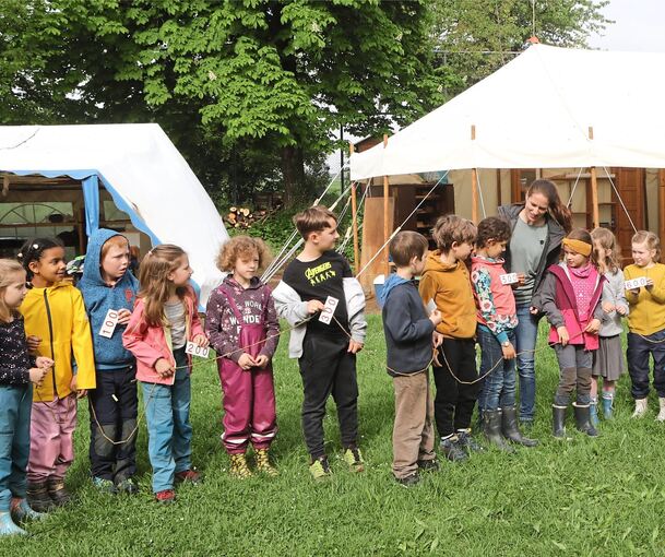 Im Sommerhalbjahr weitgehend draußen: die Kinder aus der Löwenherzschule.