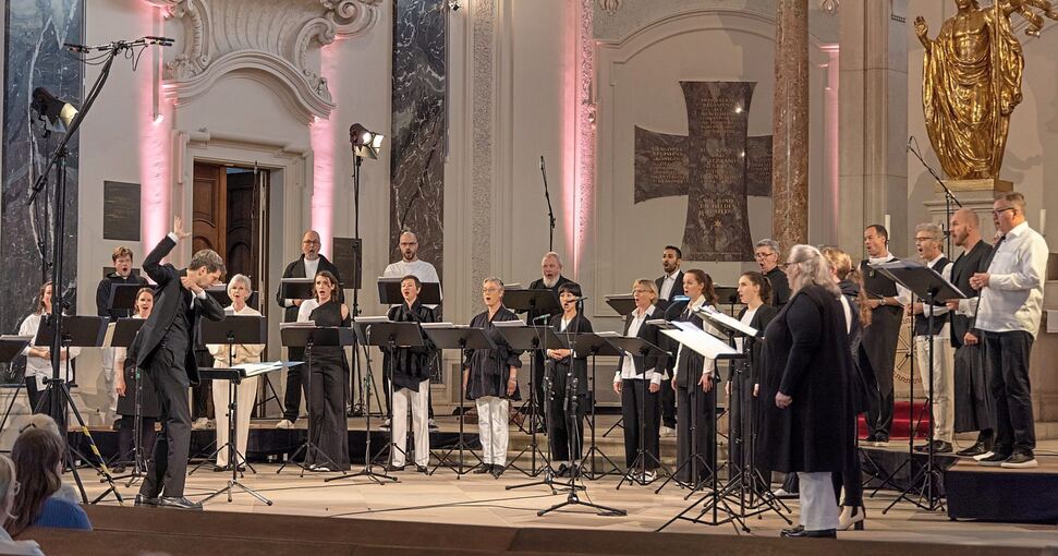 Das SWR Vokalensemble beeindruckt in der Friedenskirche mit A-cappella-Werken aus verschiedensten Schaffensperioden des Komponisten. Foto: Andreas Essig