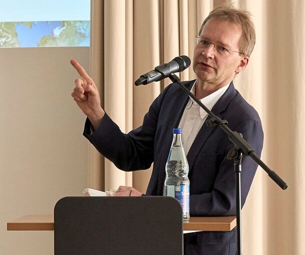 Der Direktor des Deutschen Luft- und Raumfahrtzentrums, Felix Huber, referiert zum Thema „Pflanzenschutz aus dem All.“ Foto: Andreas Becker