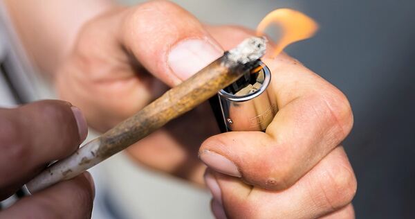 Ein Mann zündet sich einen Joint an: In Ludwigsburg steht man einer Legalisierung von Cannabis skeptisch gegenüber. Foto: Christoph Soeder/dpa