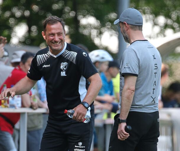 08-Trainer Markus Lang (links). Foto: Baumann