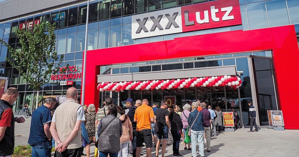 Schon vor der Eröffnung versammelten sich die ersten Besucher vor dem Eingangsportal. Fotos: Holm Wolschendorf