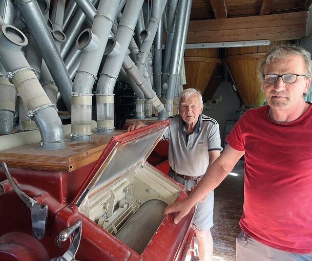 Müllermeister und Ernährungswissenschaftler Harald Stengel (rechts) mit seinem 89-jährigen Vater Heinz Stengel in der Erligheimer Mühle. Foto: Alfred Drossel