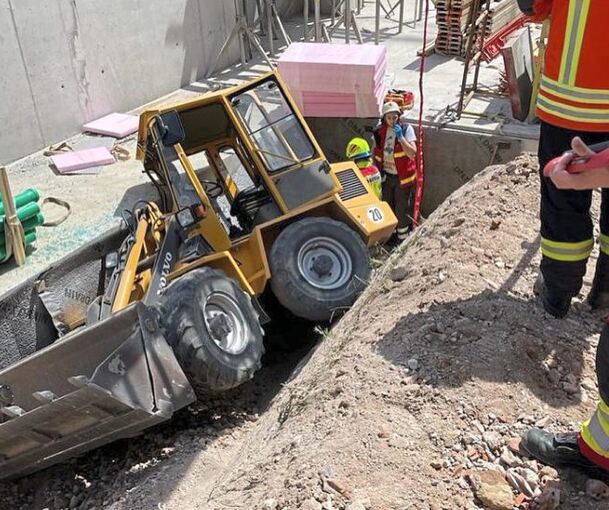 Der Radlader in der Baugrube. Foto: Feuerwehr Korntal-Münchingen
