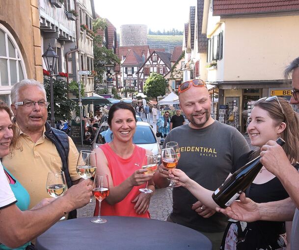Sich fühlen wie im Urlaub: Die Laune der Gäste ist prima beim ersten Feier-Abend-Markt in Besigheim. Foto: Alfred Drossel