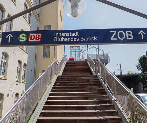 Ab Montag für über einen Monat gesperrt: Die Treppe zwischen dem Francksteg, der über die Bahngleise führt, und der Weststadt. Foto: Holm Wolschendorf