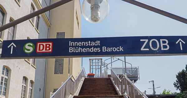 Ab Montag für über einen Monat gesperrt: Die Treppe zwischen dem Francksteg, der über die Bahngleise führt, und der Weststadt. Foto: Holm Wolschendorf