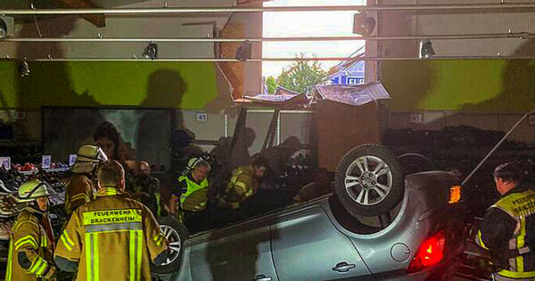 Das Auto landete schließlich auf seinem Dach in dem Sportgeschäft.  Foto: EinsatzReport24/dpa