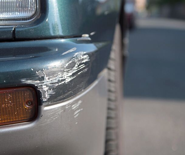 Wurden weitere Fahrzeuge bei der Irrfahrt gestreift? Symbolfoto: Arno Burgi/dpa