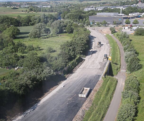Der Blick vom Porscheturm. Die Kreisstraße in Richtung Tamm wird ausgebaut. Fotos: Alfred Drossel