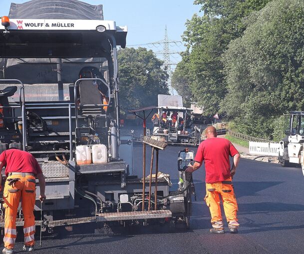 Auf der anderen Seite wird bereits asphaltiert.