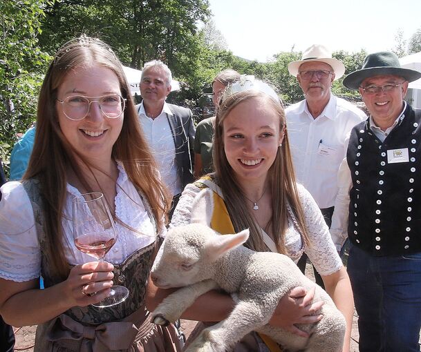 Lammkönigin Anja Schmid von der Schwäbischen Alb und die württembergische Weinkönigin Carolin Golter (links) waren zum Ochsenbacher Lämmerschoppen gekommen. Foto: Alfred Drossel